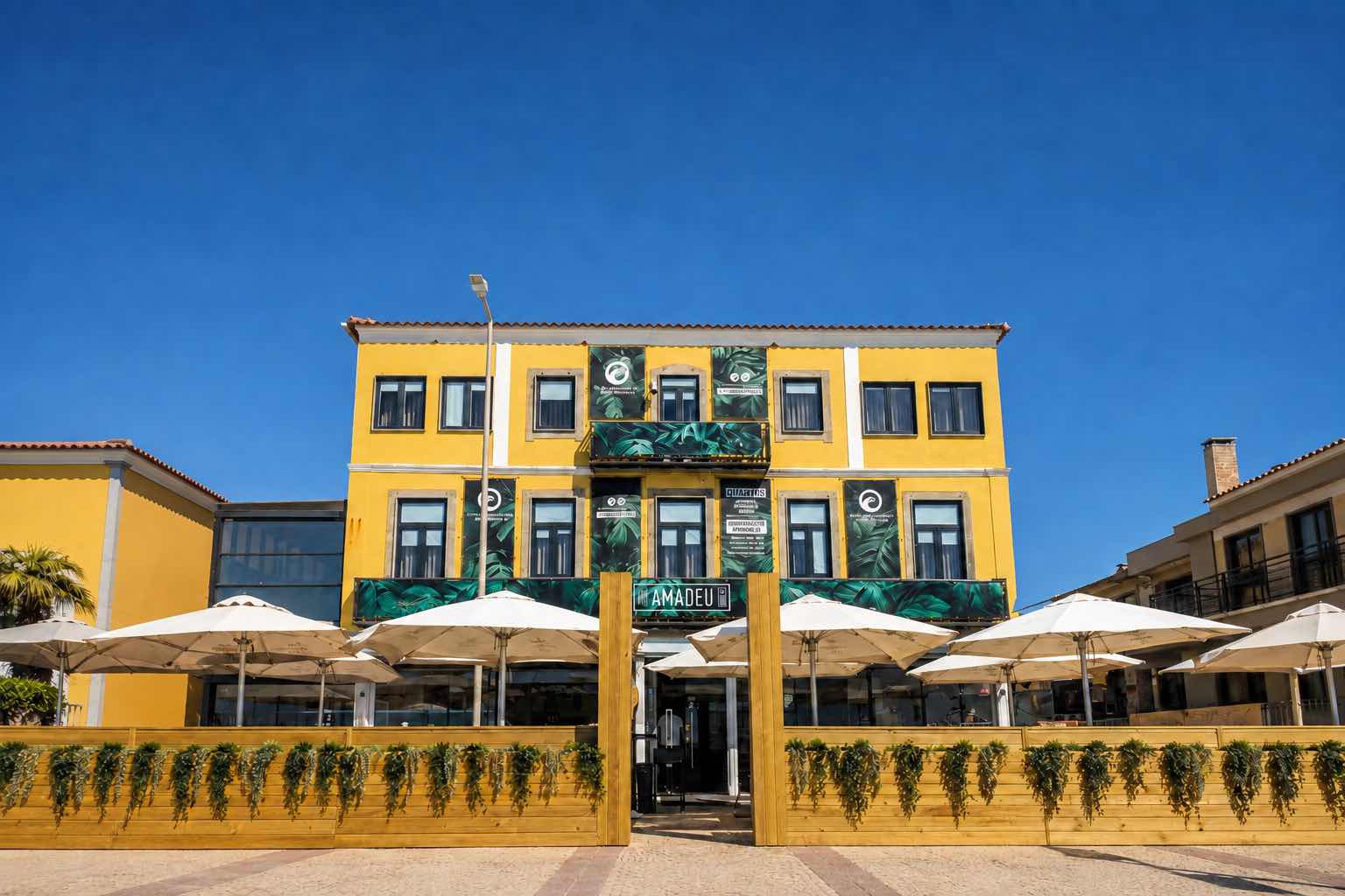 Esplanada de praia com gelados e cocktails ao pôr do sol